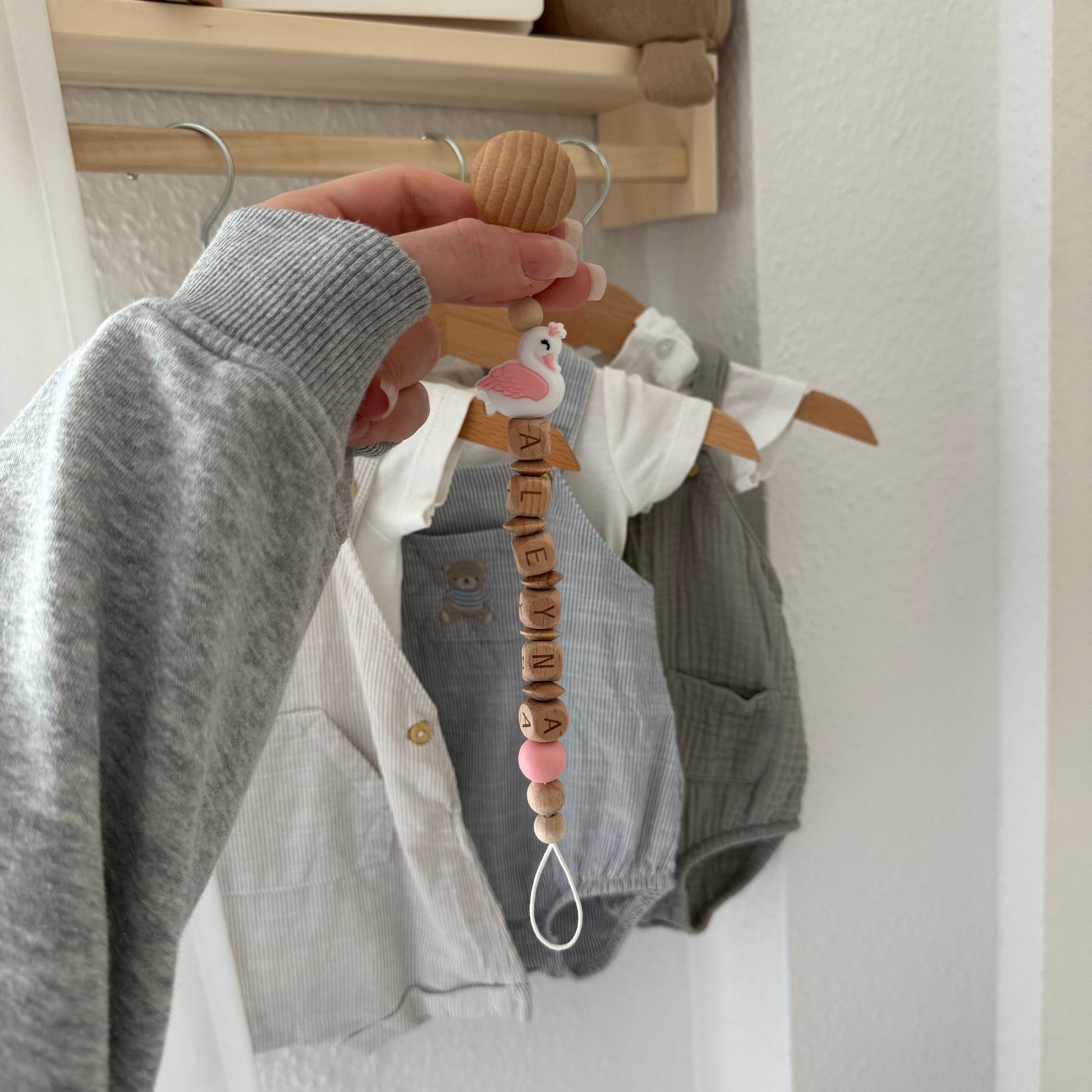 Personalisierte Schnullerkette mit Name - Schwan Hauniper